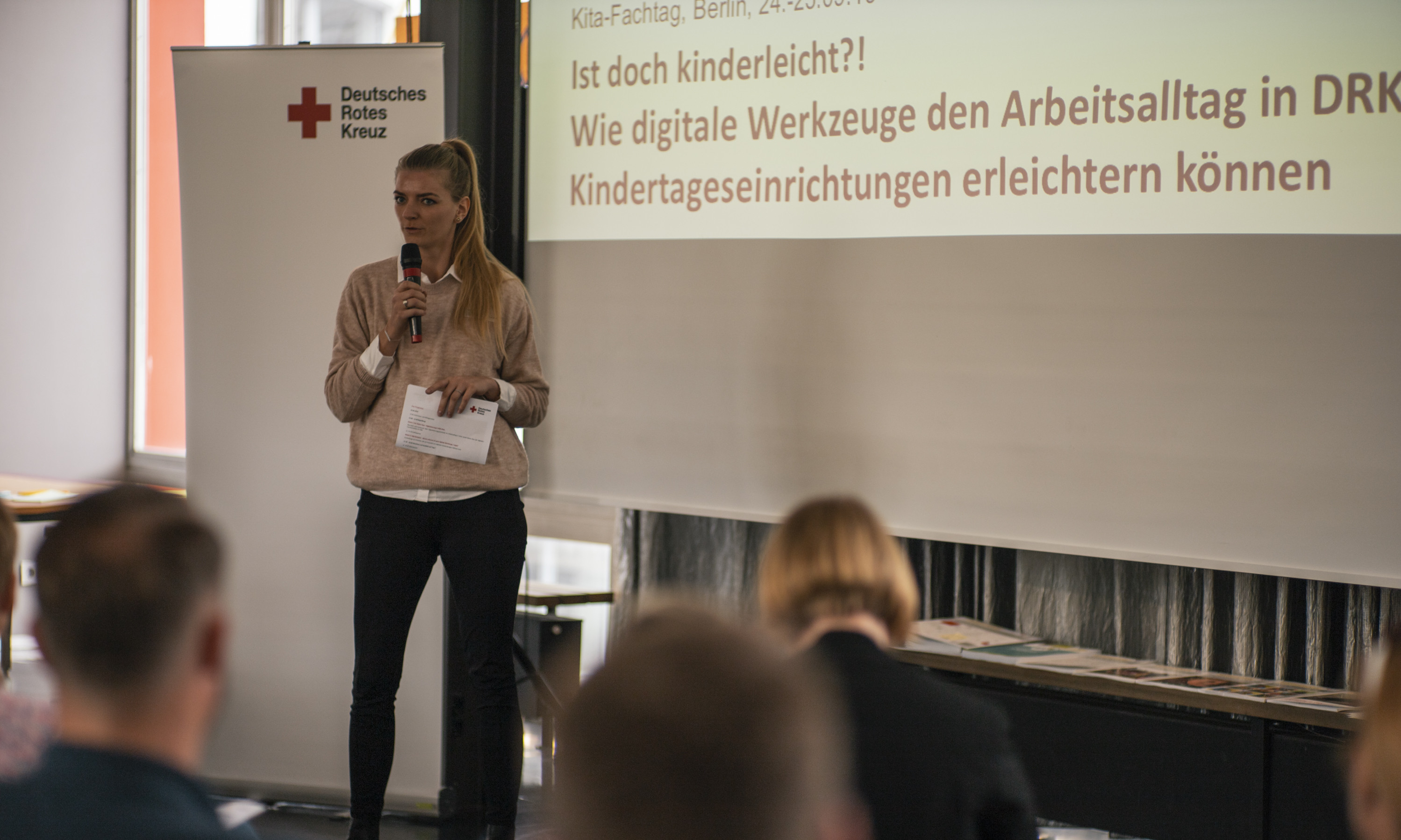 Bettina hält einen Vortrag zu digitalen Werkzeugen in der Kita.