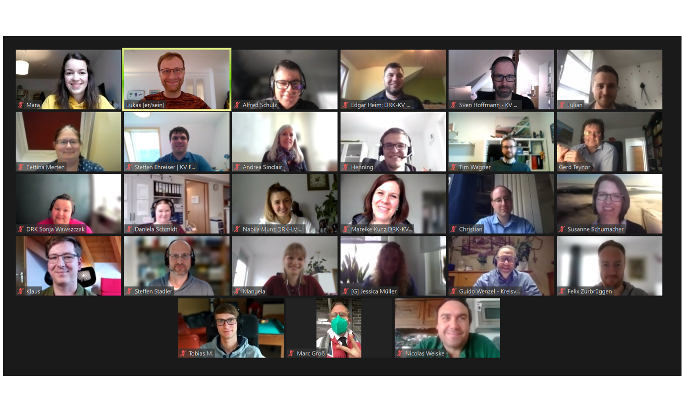 Ein Gruppenfoto von einer Videokonferenz mit 28 Personen. 
