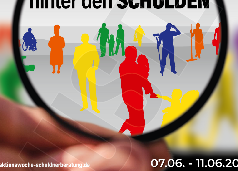Durch eine Lupe werden die farblichen Umrisse vieler verschiedener Menschen und Berufsgruppen sichtbar. Diese spiegeln die Vielfalt von überschuldeten und von Überschuldung bedrohten Personen wider.