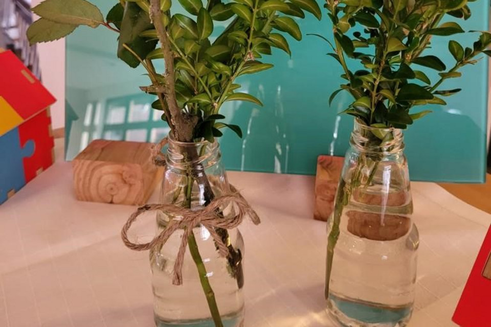Kreativ Recyceln Glasflaschen recycelt zu Blumenvasen