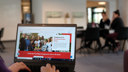 Startseite der Engagementplattform auf einem Laptop zu sehen