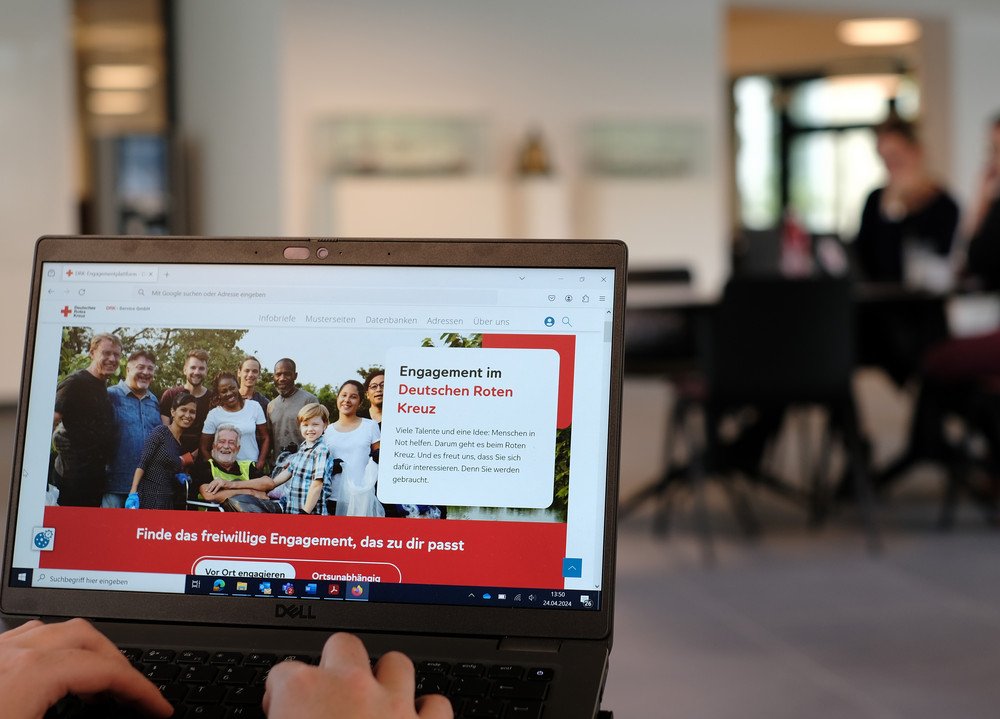 Startseite der Engagementplattform auf einem Laptop zu sehen