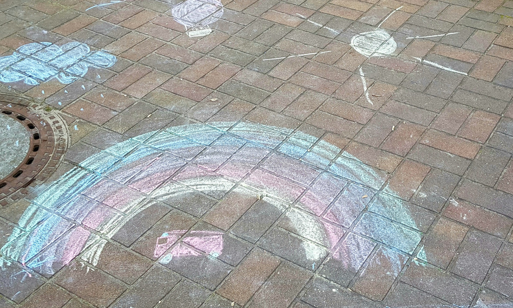 Regenbogen Regebogen mit Kreide gezeichnet