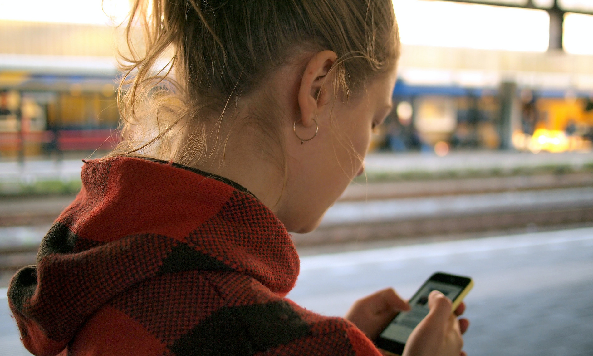 Frau tippt Informationen in ihr Smartphone.