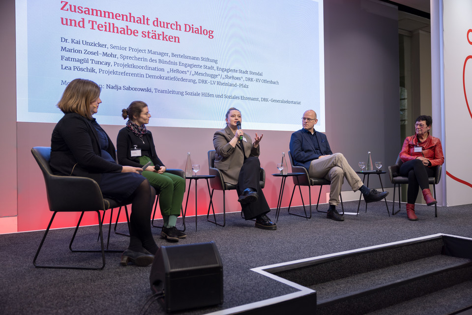 von links nach rechts: Nadja Saborowski (DRK-Generalsekretariat) Lea Pöschik (DRK-LV Rheinland-Pfalz) Fatmagül Tuncay (DRK-KV Offenbach) Dr. Kai Unzicker (Bertelsmann Stiftung) Marion Zosel-Mohr (Netzwerk „Engagierte Stadt“)