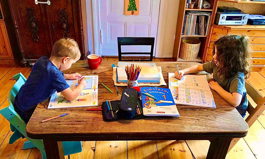 Kinder sitzen am Tisch