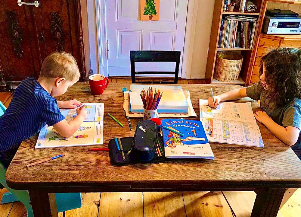 Kinder sitzen am Tisch