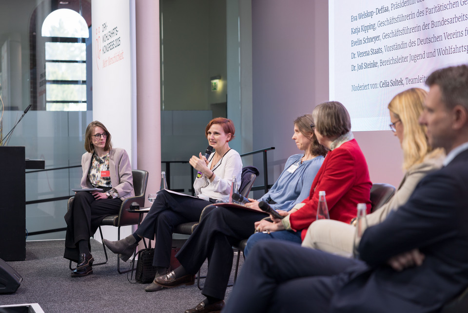 von links nach rechts: Celia Soltek (DRK-Generalsekretariat) Katja Kipping (Deutscher Paritätischer Wohlfahrtsverband) Dr. Verena Staats (Deutscher Verein für öffentliche und private Fürsorge) Eva Welskop-Deffaa (Deutscher Caritasverband) Evelin Schneyer (Bundesarbeitsgemeinschaft der Freien Wohlfahrtspflege) Dr. Joß Steinke (DRK-Generalsekretariat)