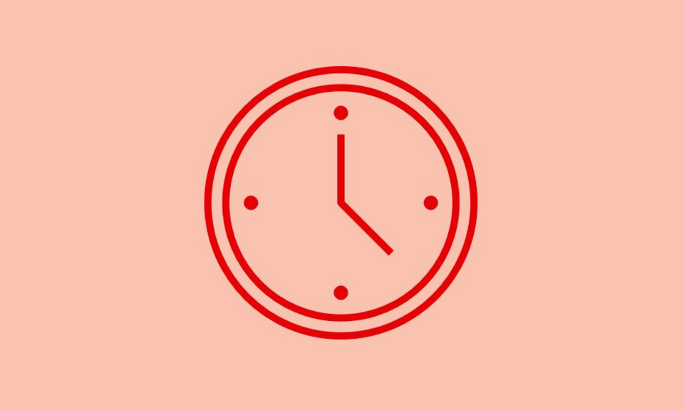 Auf lachsfarbenem Hintergrund ist ein rotes Icon abgebildet, das eine Uhr zeigt.