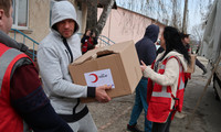 Freiwillige des Ukrainischen Roten Kreuzes unterstützen Binnenvertriebene durch regelmäßige Verteilung grundlegender Hilfsgüter, wie Hygieneartikel und Lebensmittel.