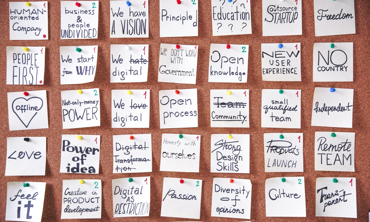 Post-Its zum Thema Digitalisierung an einer Pinnwand