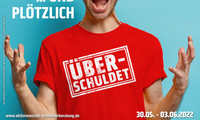 Das Bild zeigt einen wild gestikulierenden Mann mit rotem T-Shirt, das von dem Slogan "und plötzlich...überschuldet" kontextualisiert wird.