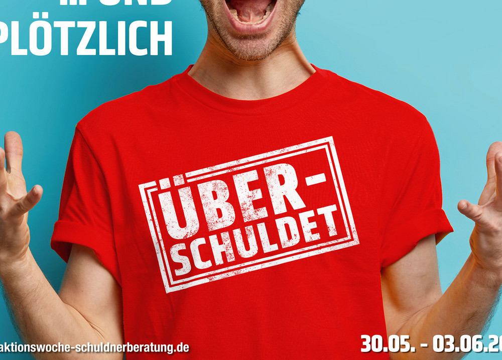 Das Bild zeigt einen wild gestikulierenden Mann mit rotem T-Shirt, das von dem Slogan "und plötzlich...überschuldet" kontextualisiert wird.