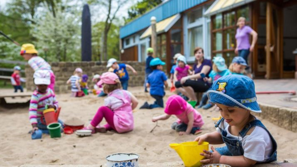 Kinder draußen spielend