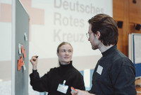 Mitarbeiterin des DRK vor Flipchart