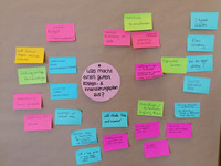 Metaplanwand mit Post Its zur zentralen Frage, was einen guten Kostenfinanzierungsplan ausmacht