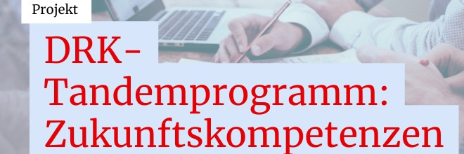Mann sitzt am Laptop und macht sich handschriftliche Notizen auf einem Notizblock. Darüber der Schriftzug "Projekt. DRK-Tandemprogramm: Zukunftskompetenzen gemeinsam lernen."