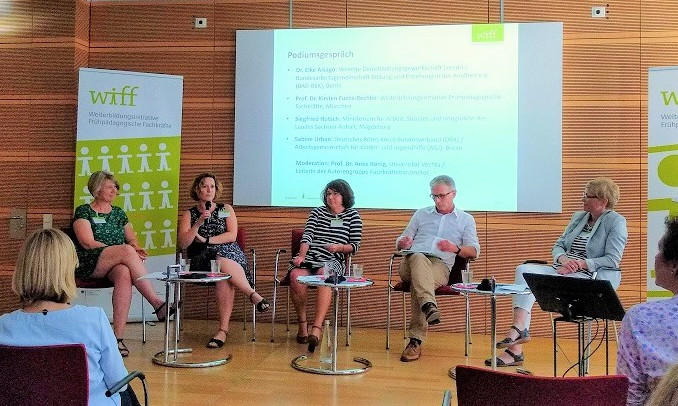 Podiumsdiskussion zum Fachkräftebarometer Frühe Bildung 2019 Menschen sitzen auf einem Podium und diskutieren