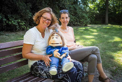 Auf dem Bild sind die beiden Projektmitarbeiterinnen des DRK Bochum Daniela Waltring-Weber (links) und Bettina Marx mit der interaktiven Puppe Elisa zu sehen.