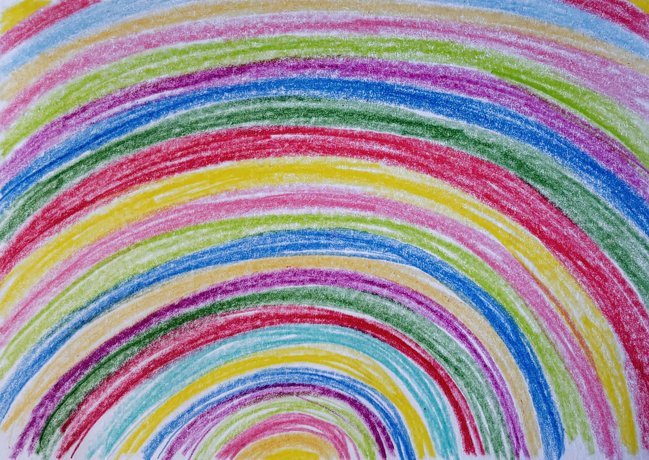 Regenbogen Bunte, handgemalte Regenbogenbögen in Pastellkreide.