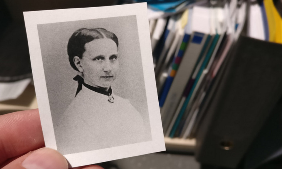 Hand hält ein schwarz-weißes Porträtfoto von Luise von Baden mit hochgestecktem Haar und hohem Kragen