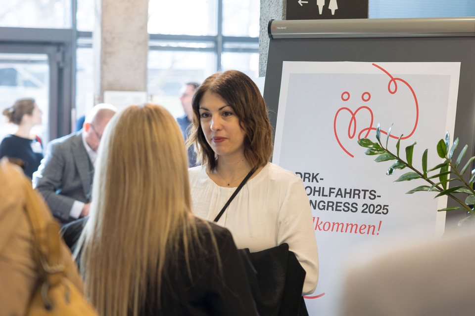 Teilnehmerinnen vor WFK Poster im Gespräch