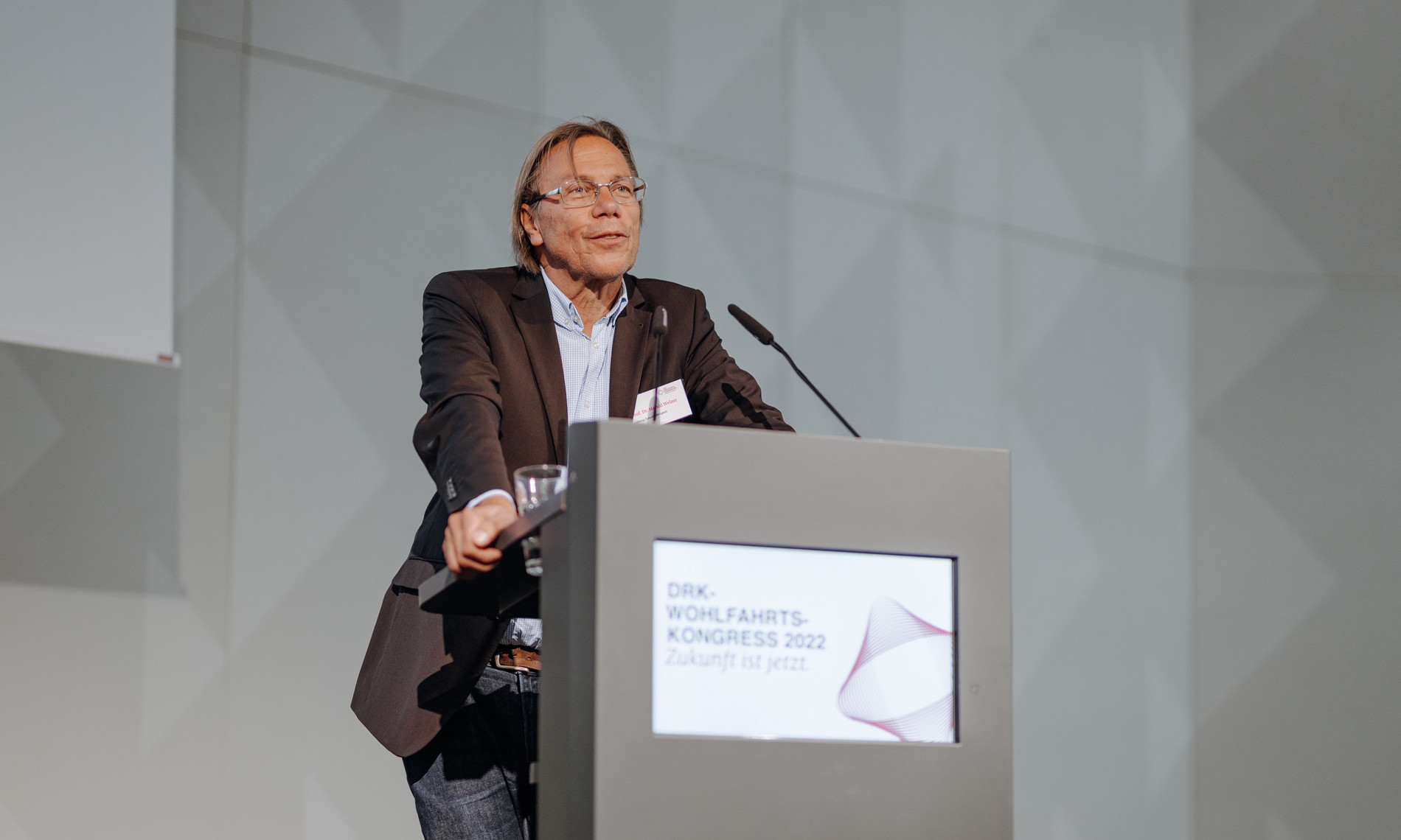 Auf dem Bild sieht man Harald Welzer an einem Redepult stehen und eine Rede halten.