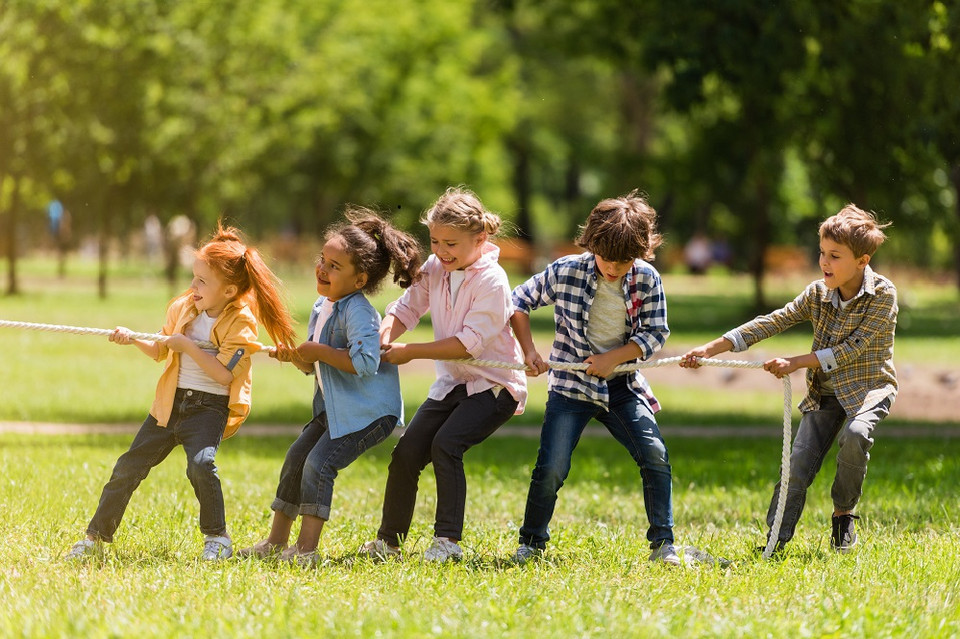 Kinder ziehen ein Seil