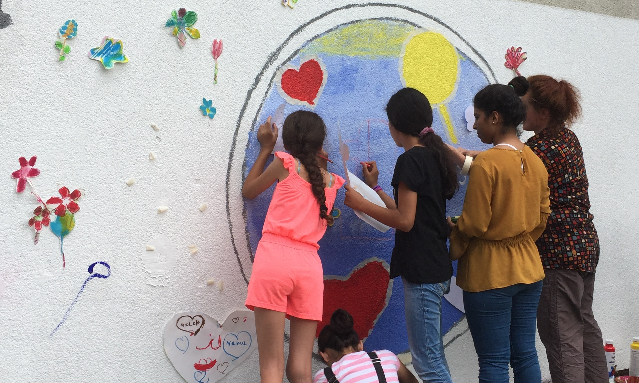 Empowerment vier Menschen gestalten eine Wand
