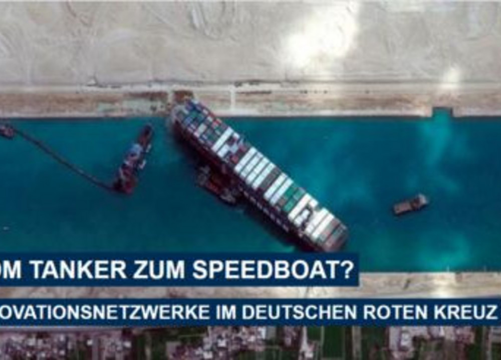 Ein Tanker versperrt den Weg im Suez-Kanal, darüber die Überschrift "Vom Tanker zum Speedboat? Innovationsnetzwerke im Deutschen Roten Kreuz"