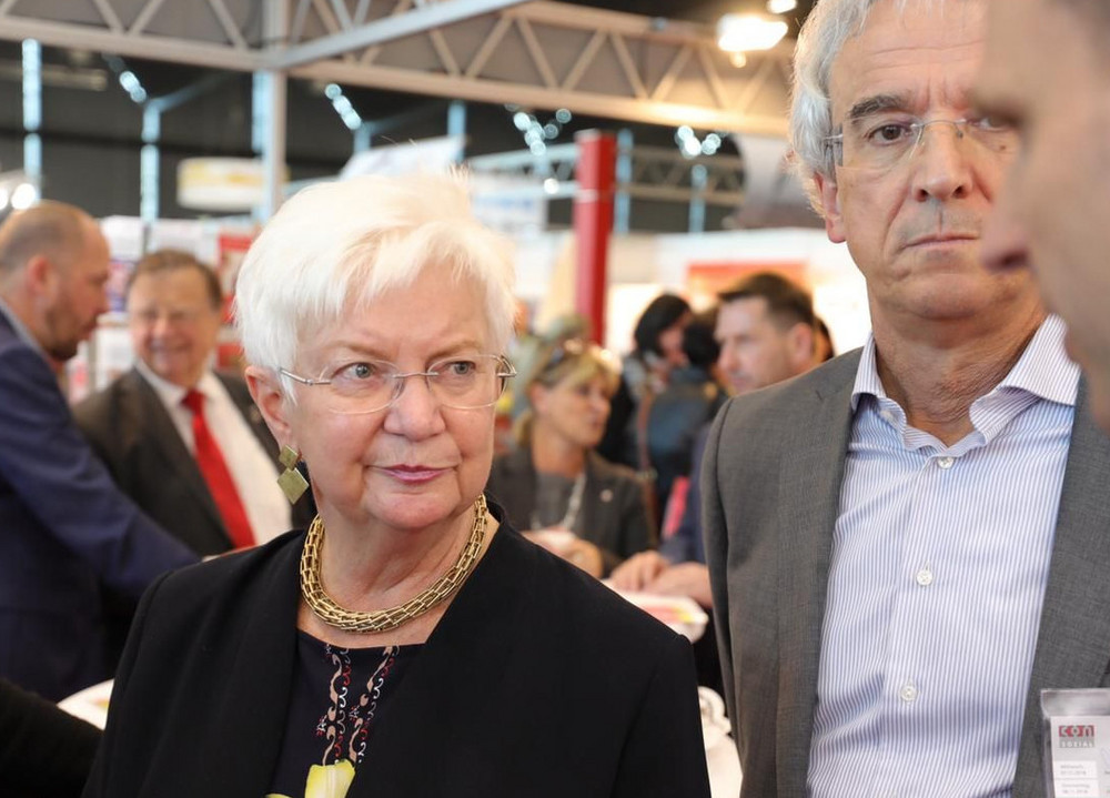 Gerda Hasselfeldt im Gespräch mit mehreren Personen.