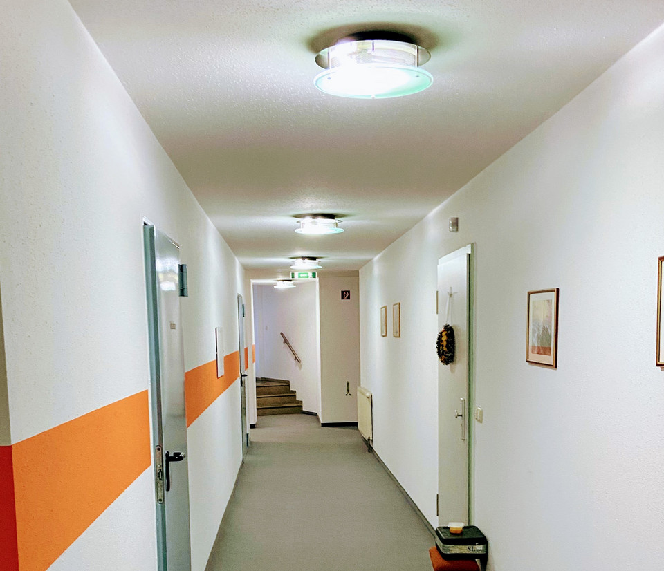 Flur mit energiesparender Beleuchtung