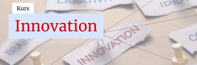 Schriftzug "Kurs Innovation" und im Hintergrund sieht man beschriftete Zettel, einer mit "Innovation" beschriftet. Außerdem ist ein Netz aus dünnem Faden und Reißzwecken gesponnen.
