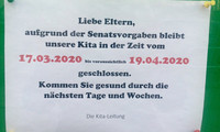 Schild mit Information zu Schließung der Kita
