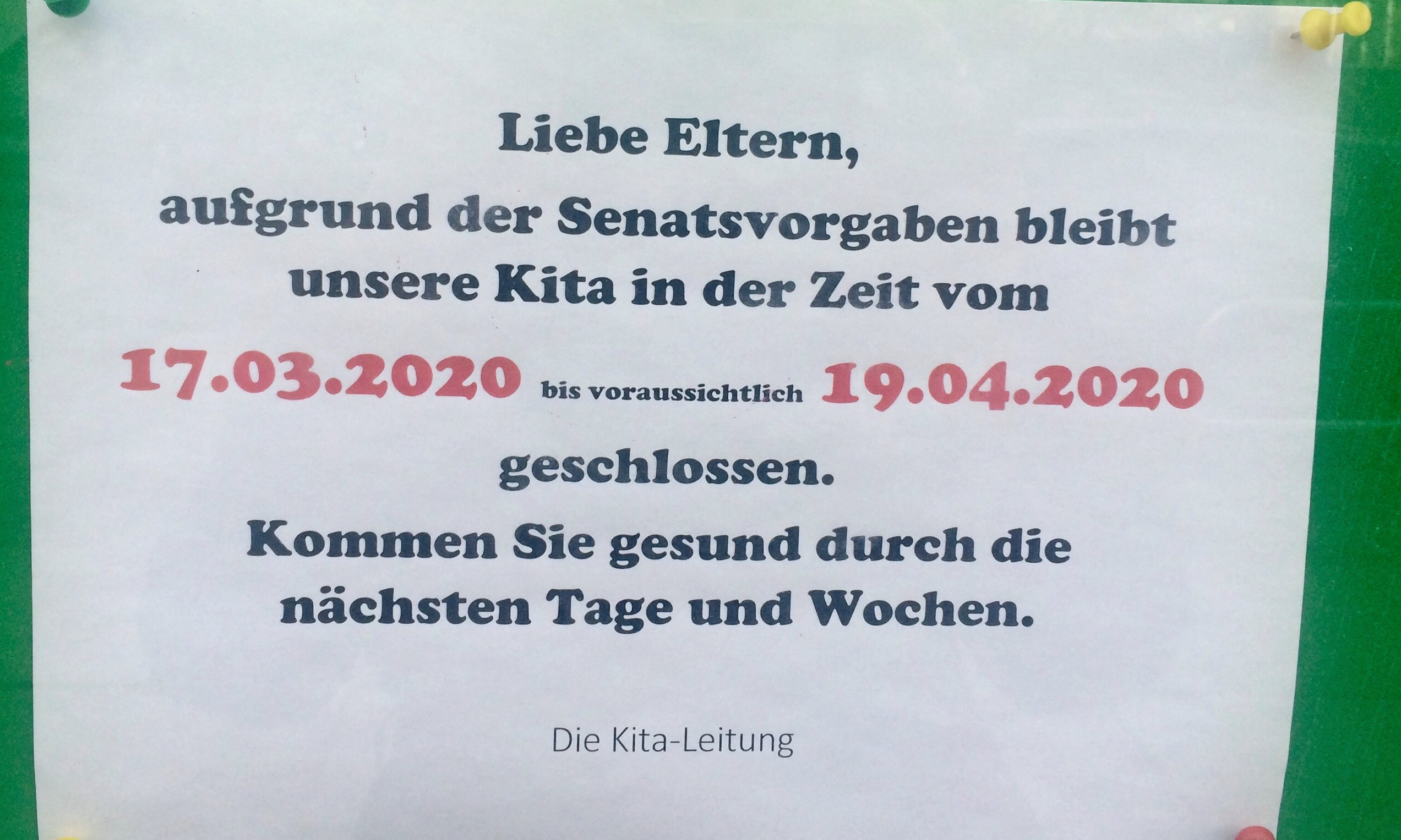Kita geschlossen-Schild Schild mit Information zu Schließung der Kita
