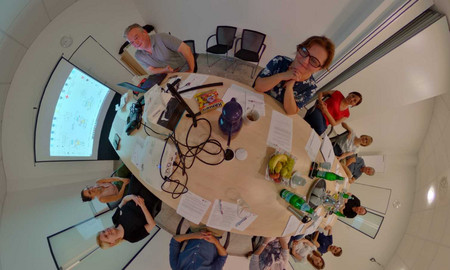 360° Foto eines Workshops für VR-Brillen mit dem Deutschen Roten Kreuz