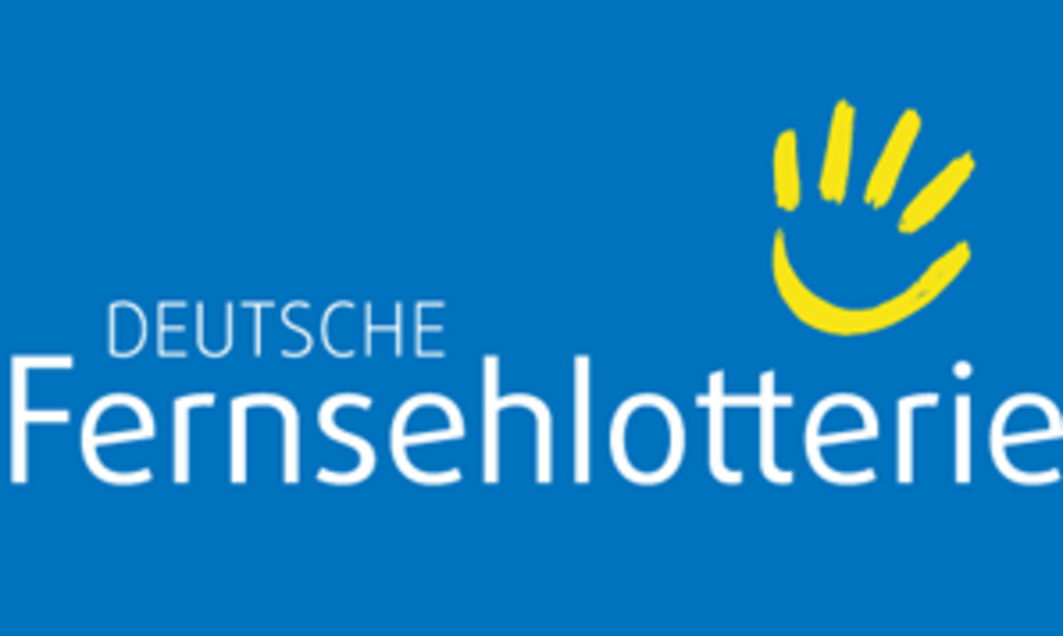 In weiß auf blauem Grund steht "Deutsche Fernsehlotterie". Rechts oben das Logo eine gelbe Hand bzw. ein lachendes Gesicht mit vier Haaren (alternativ Finger). 