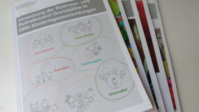 Stapel mit Handreichungen