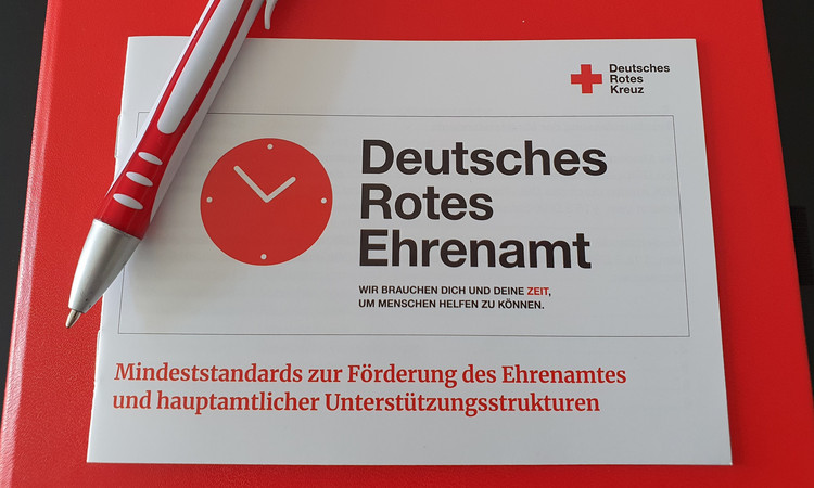 Papier auf dem Deutsches Rotes Ehrenamt bedruckt ist.