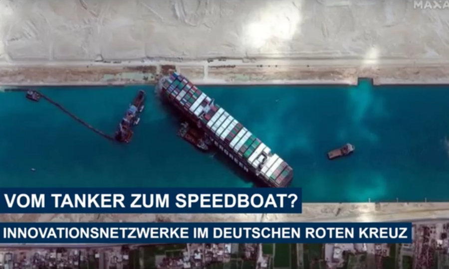Tanker ist in Kanal festgefahren.