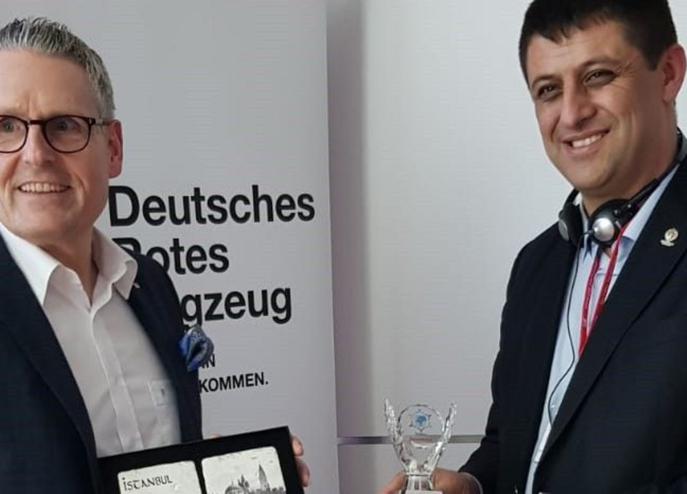 ein Mitglied der türkischen Delegation überreicht als Gastgeschenk einen Pokal und Ornament-Fliesen aus Istanbul