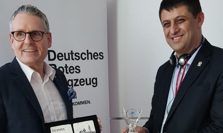Überreichung eines Gastgeschenks durch ein Mitglied der türkischen Delegation ein Mitglied der türkischen Delegation überreicht als Gastgeschenk einen Pokal und Ornament-Fliesen aus Istanbul