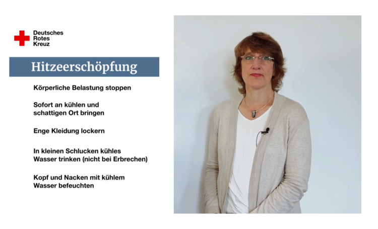 Screenshot der Referentin aus dem E-Learning Klimawandel und Kindergesundheit. Sie erklärt die Symptome der Hitzeerschöpfung, diese sind eingeblendet.