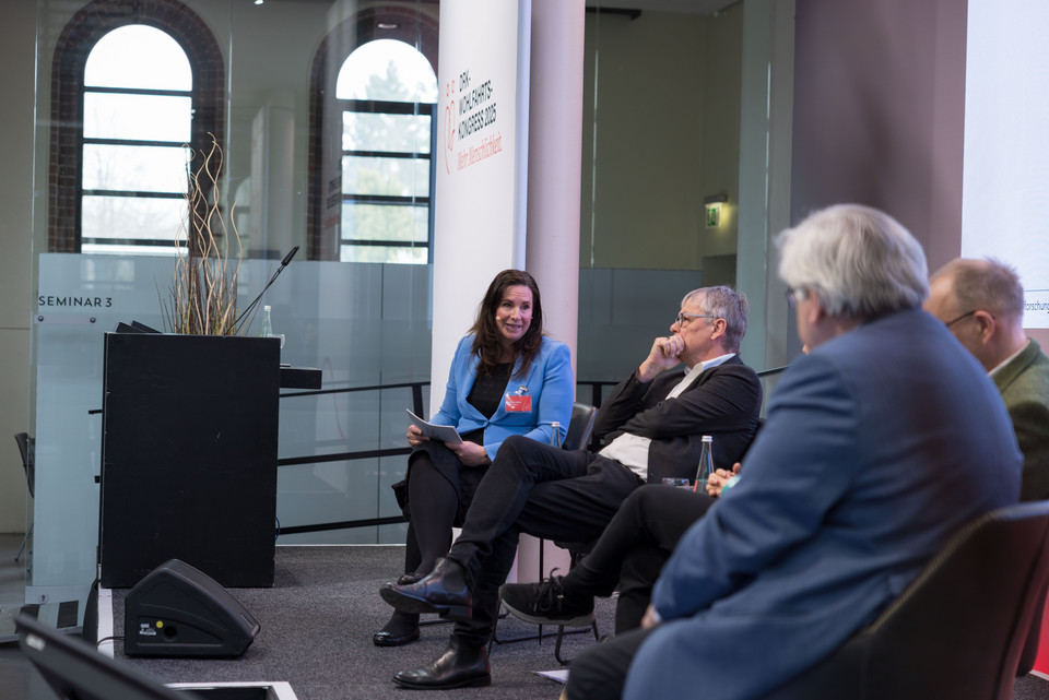von links nach rechts: Karolina Molter (DRK-Generalsekretariat) Prof. Dr. habil. Thomas Klie (Evangelische Hochschule Freiburg) Dr. Carola Reimann (AOK-Bundesverband) Michael Ranft (DRK-LV Berlin) Thomas Petrak (DRK-KV Lichtenfels)