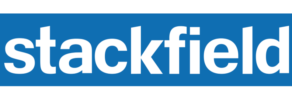 Logo von Stackfield. stackfield in weißer Schrift auf blauem Grund