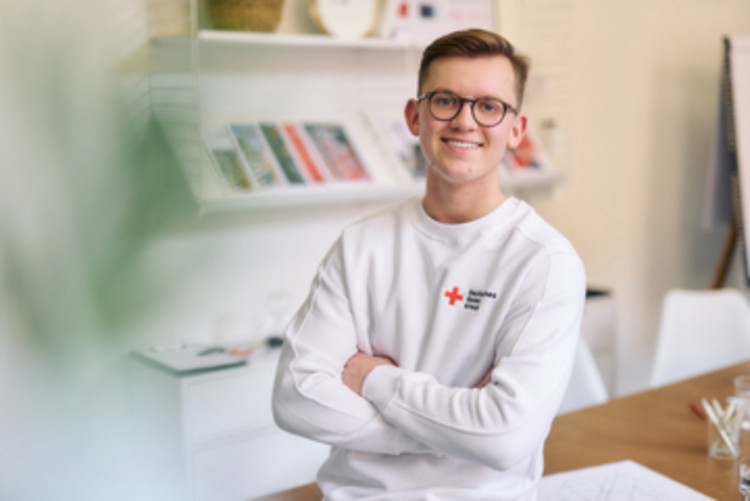 Junger Mitarbeiter des DRK