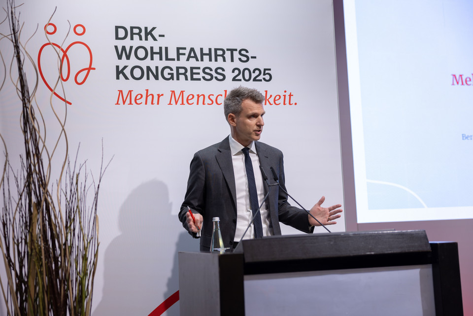 Joß Steinke (Bereichsleiter Jugend und Wohlfahrtspflege) am Pult auf der Bühne des WFK 2025