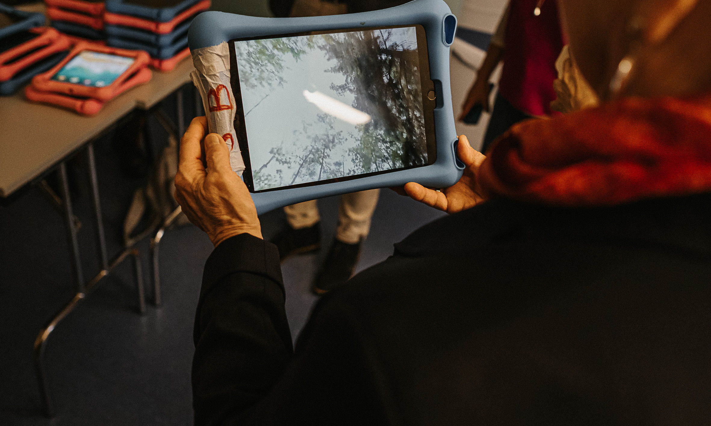 Eine Frau hält ein Computer-Tablet in der Hand