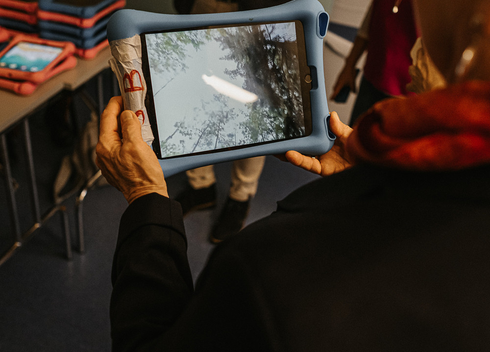 Eine Frau hält ein Computer-Tablet in der Hand