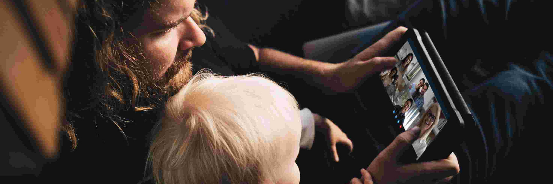 Vater und Sohn nehmen an einem virtuellen Kurs via Tablet teil